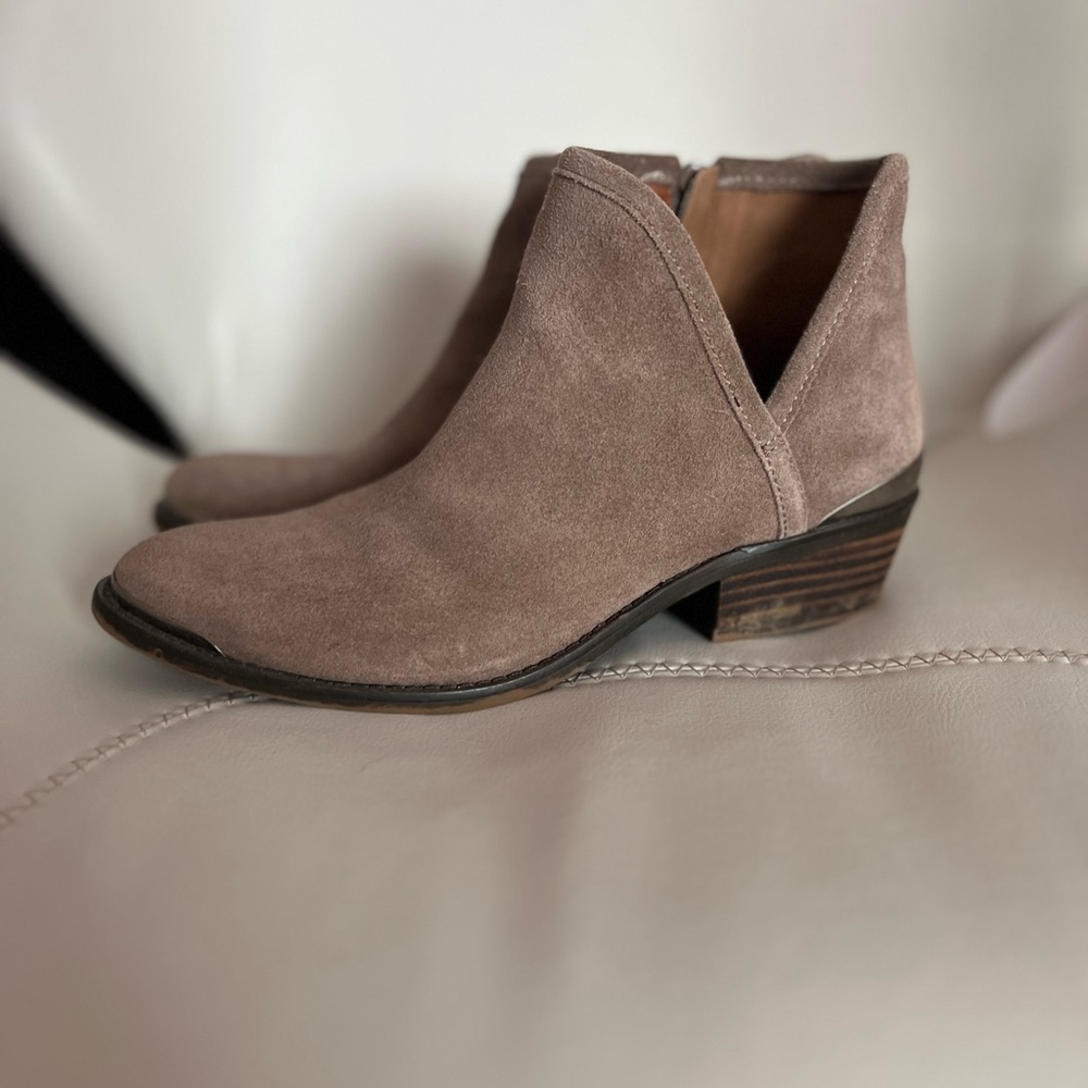 Lucky Brand Suede Tan Taupe Booties Boots Sz. 8 - Picture 4 of 7